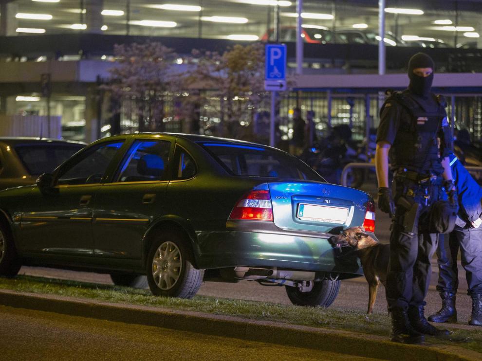 Un Policía, en el aeropuerto de Amsterdam