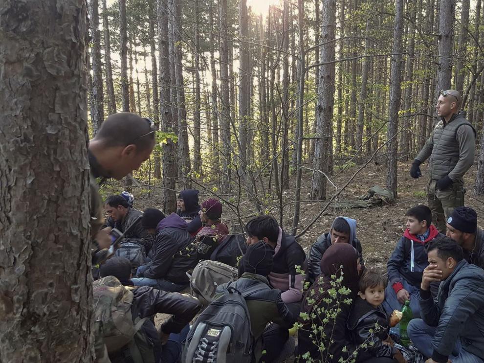 Nacionalistas búlgaros conducen a inmigrantes afganos hasta la frontera con Turquía para evitar su entrada en el país.