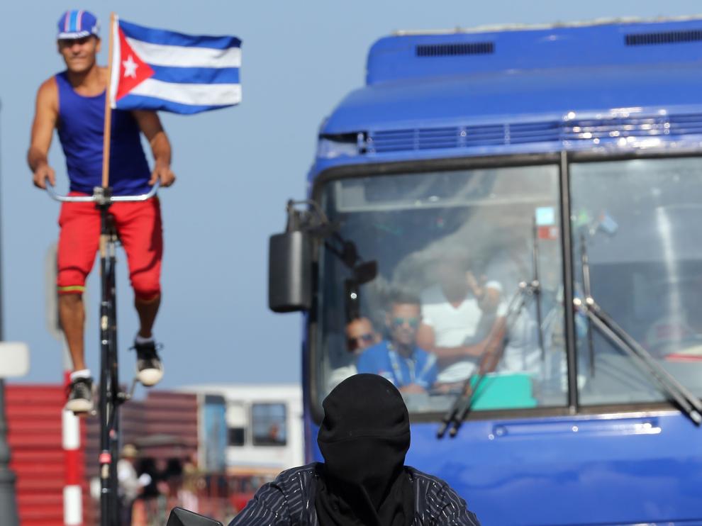 El mago cubano Aliet Pérez ha recorrido tres kilómetros con los ojos vendados en La Habana.