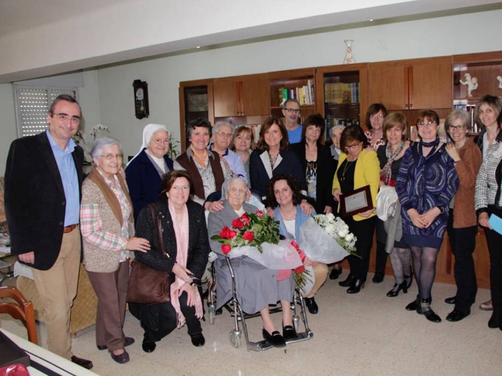 En el centro, Basilisa Fernández junto a miembros de la comunidad educativa de Santa Ana y del Ayuntamiento de Fraga.