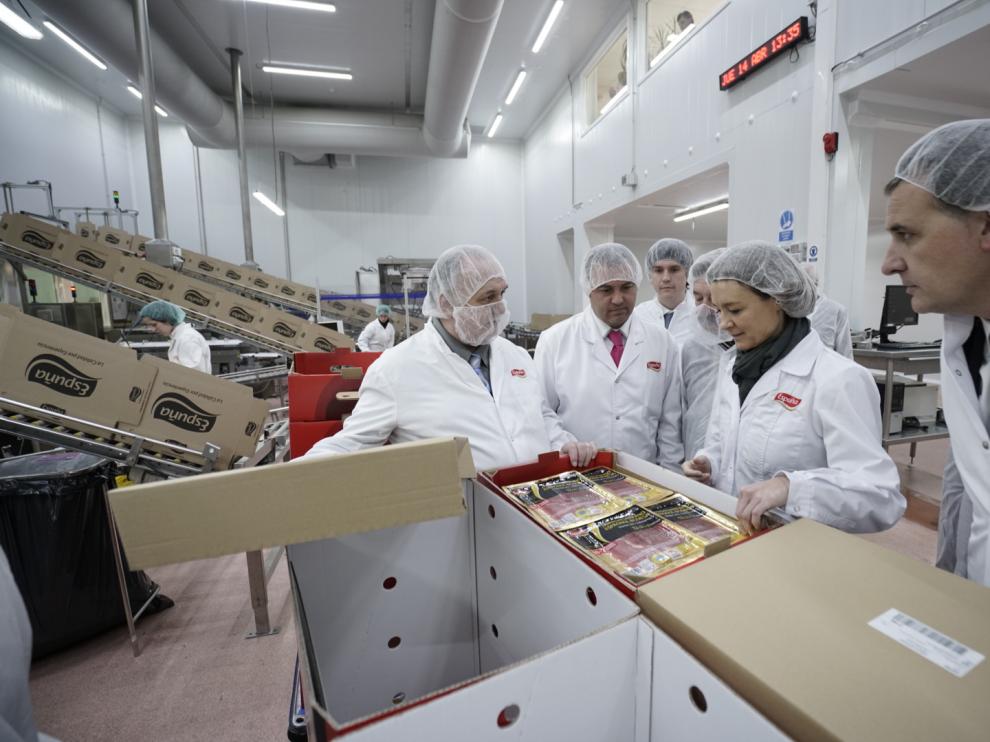 La ministra Tejerina, durante su visita a Espuña, en Utrillas, con motivo del aniversario de la empresa.