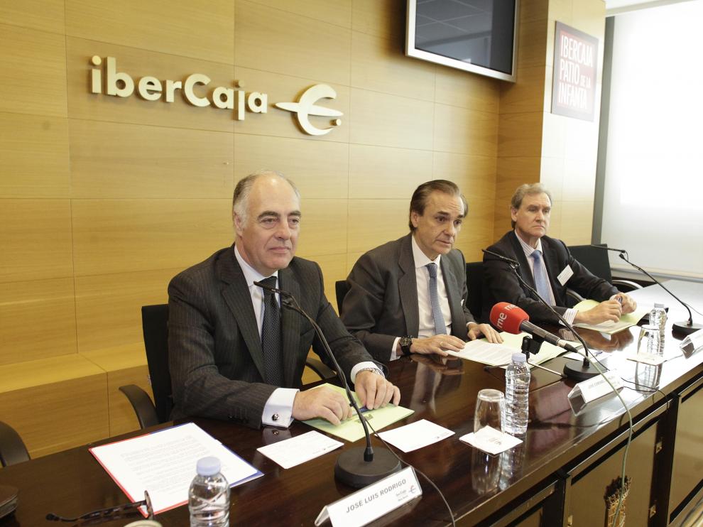 José Luis Rodrigo, director gerente de Ibercaja Leasing, José Coronel de Palma, presidente de la Asociación y Manuel García Fernández, secretario general de la Asociación.