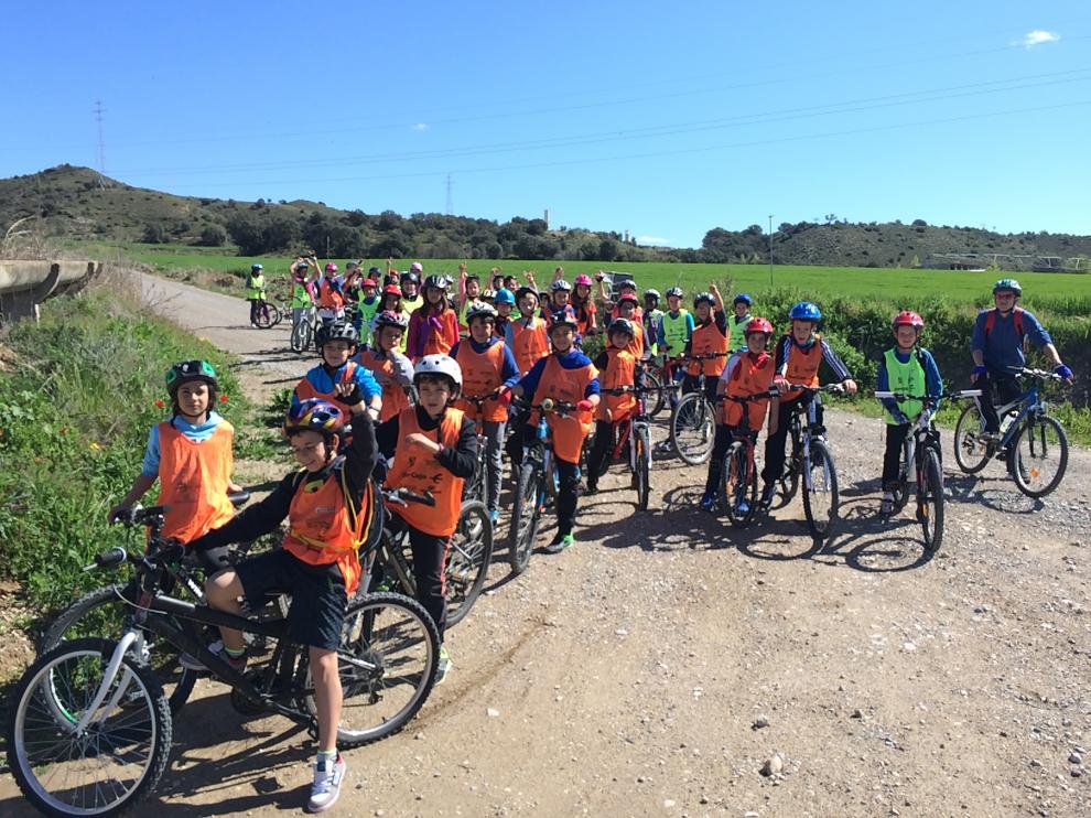 Alumnos del colegio público Alto Aragón de Barbastro disfrutan del programa 'Aula en bici'.