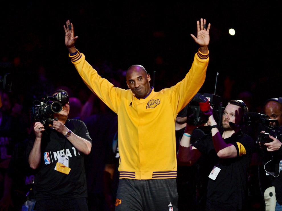 Kobe Bryant se despide de sus fans a la entrada del Staples Center antes de disputar su último partido.