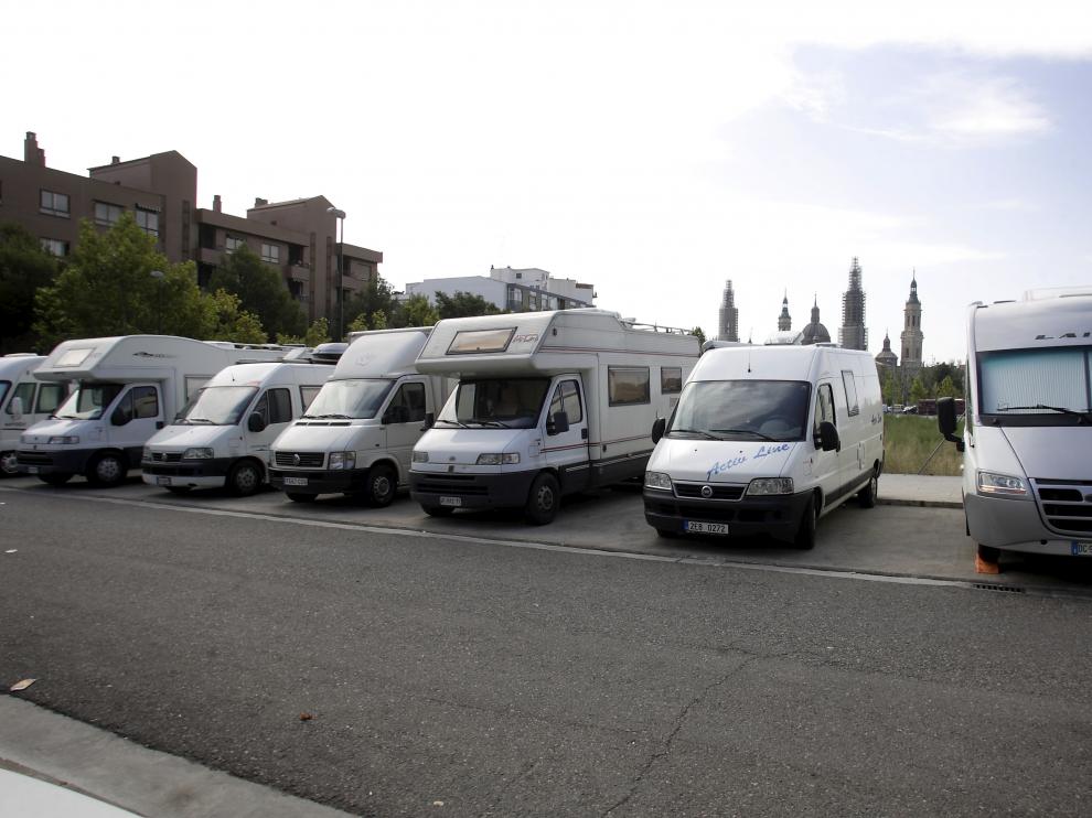 Autocaravanas estacionadas en el barrio zaragozano del Arrabal, en una foto de archivo.