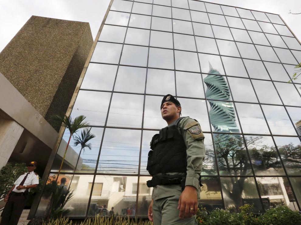 La policía panameña custodia la sede del despacho de abogados Mossack Fonseca.