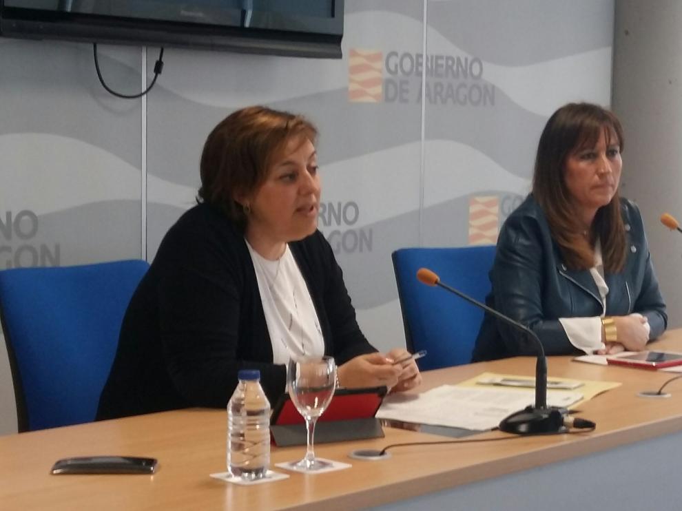 La directora de área de Atención Primaria (i), Cristina Alonso, y la ginecóloga Sira Ripollés (d), en la presentación del programa.