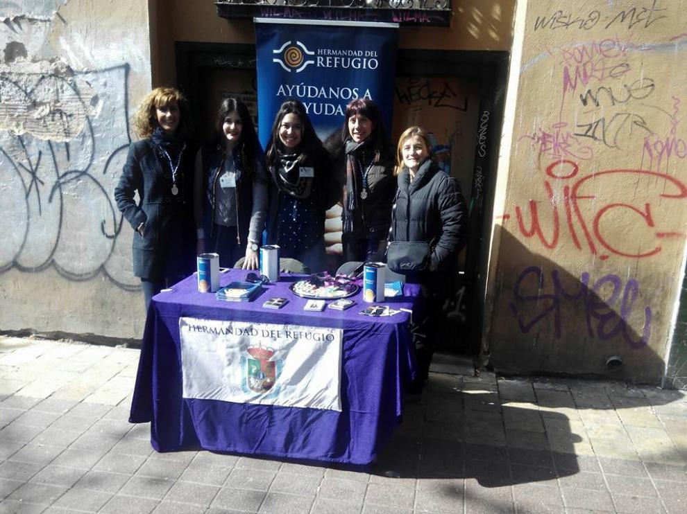Una de las mesas instaladas en la calle en Semana Santa para recaudar dinero para el Refugio de Zaragoza.