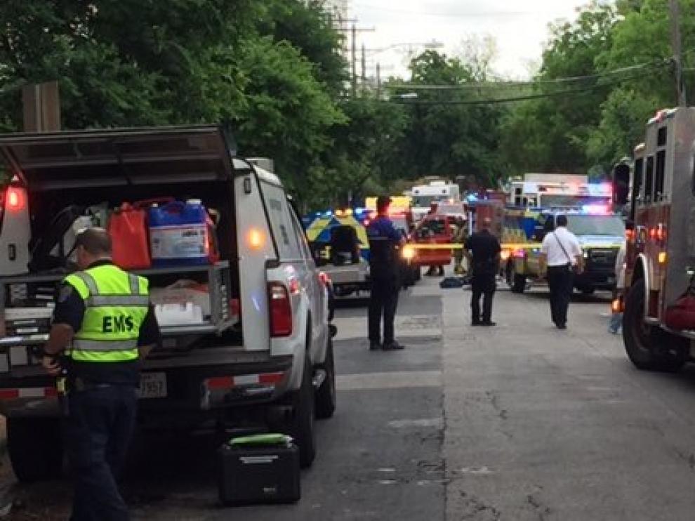 Bomberos y personal sanitario actúan en las inmediaciones de la Universidad de Texas para evacuar a los estudiantes tras la fuga de gas.