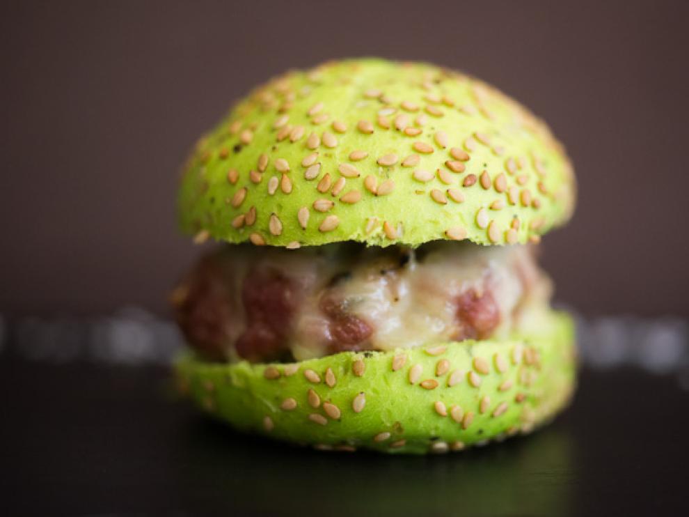 Hamburguesa casera de ternera y salsa parmesano en pan de albahaca, del Bar Doña Tapa de Zaragoza.
