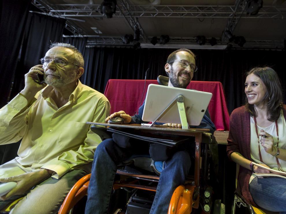 Pablo Echenique e Irene Montero en la asamblea abierta al público esta tarde en Zaragoza.