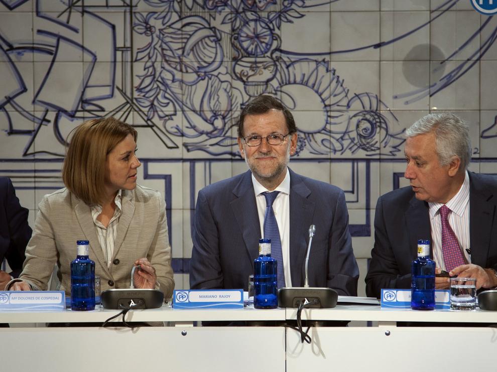 Foto de archivo de Mariano Rajoy (c), junto a María Dolores de Cospedal y Javier Arenas