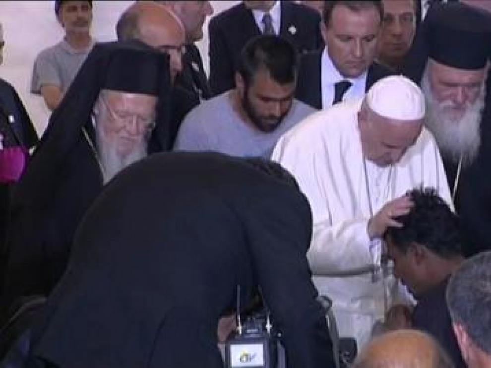 El Papa se vuelca con los refugiados de Lesbos