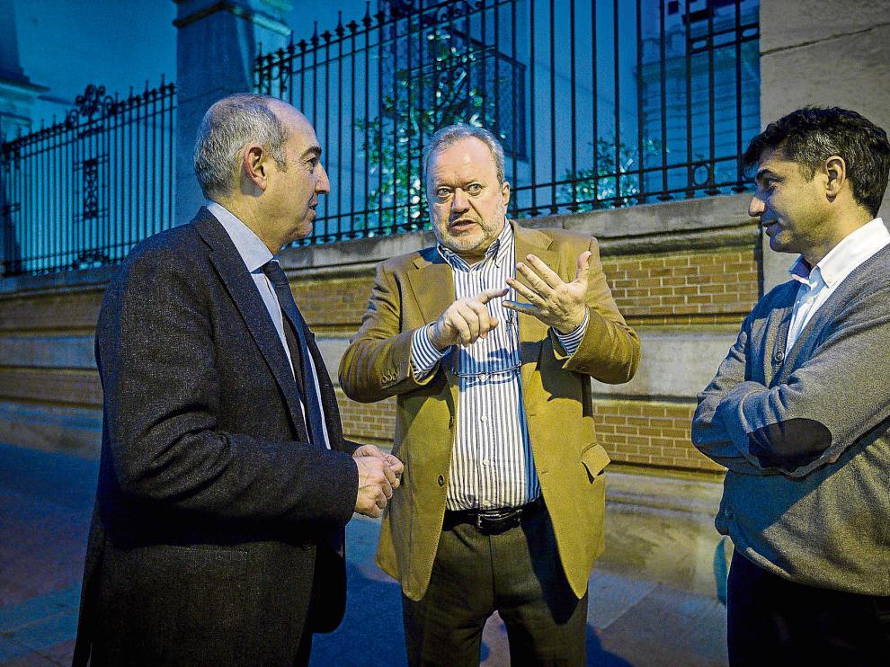 Domingo Aguerri, Ricardo Arregui y Óscar Mainer, el pasado miércoles en la calle Costa de Zaragoza.