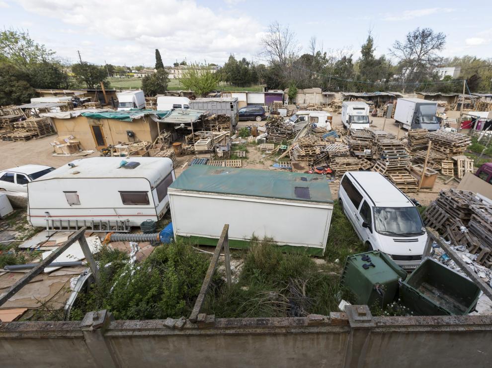La parcela de Venta del Olivar está llena de chabolas, autocaravanas, vehículos y cientos de palés de madera.