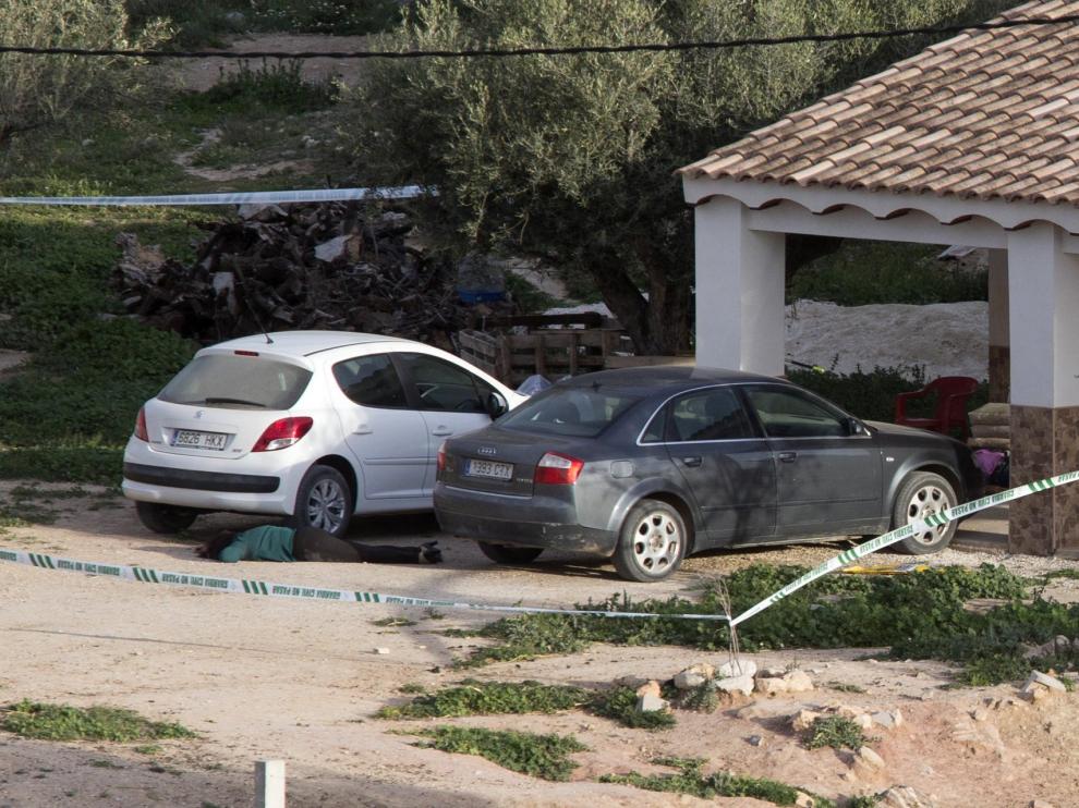 El cuerpo de la mujer ha sido hallado junto a dos vehículos fuera de la casa