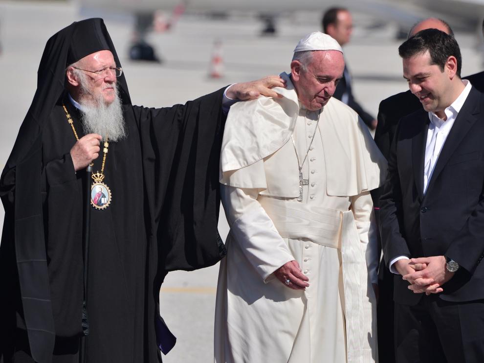 El Papa, con Tsipras y el patriarca Bartolomeo, a su llegada a la isla de Lesbos.