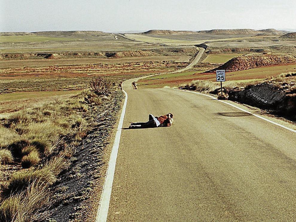 Fotograma de la campaña publicitaria en la que aparece la carretera de Codo a Quinto.