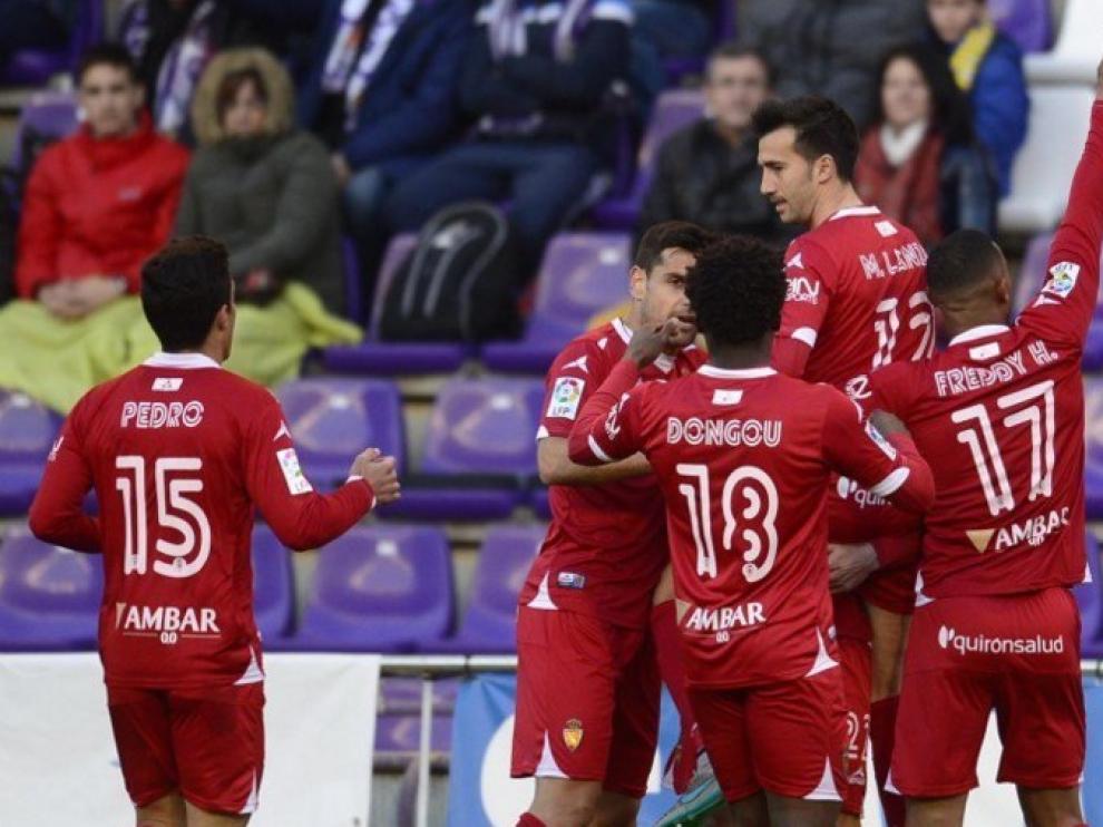 Los jugadores del Real Zaragoza celebran el gol de Lanzarote