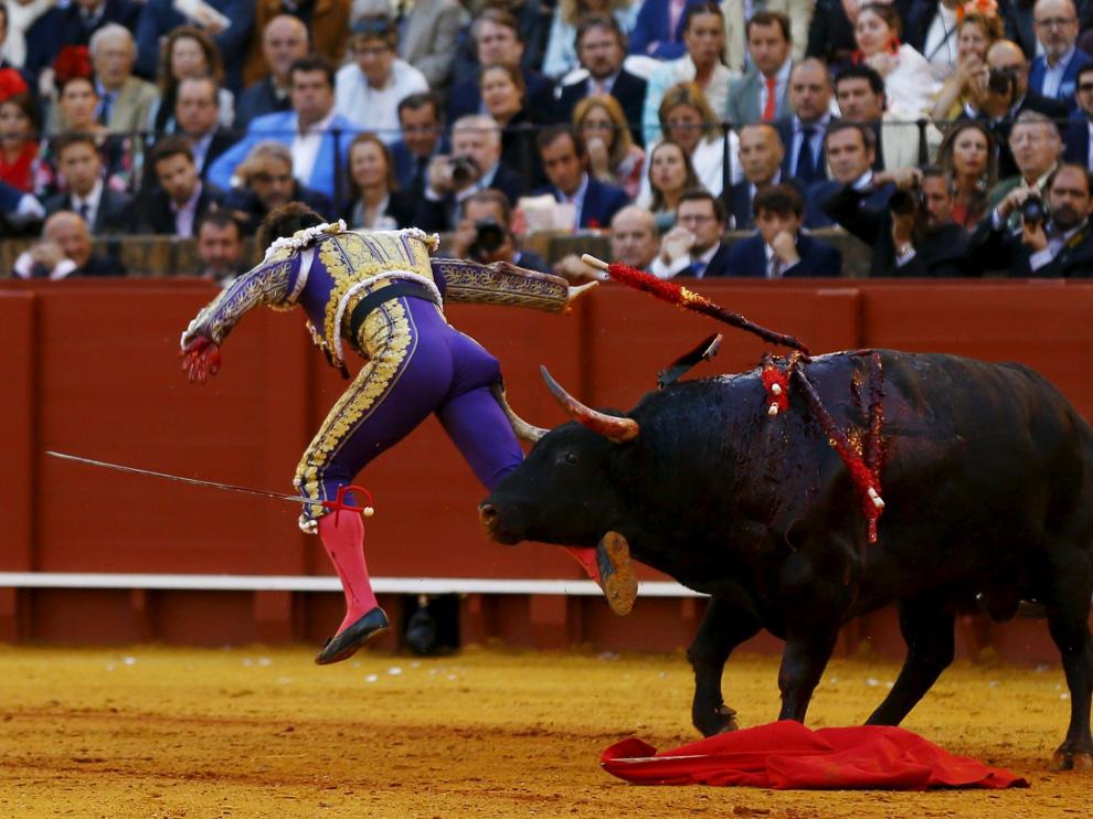 Cogida que sufrió El Juli en la Feria de Sevilla.