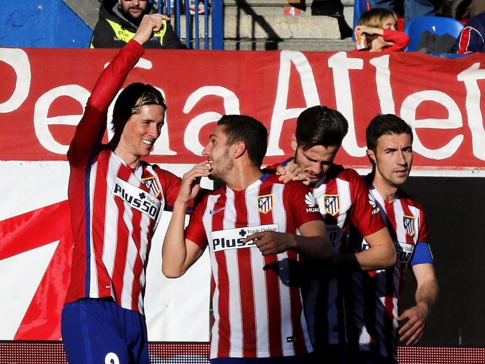 Los jugadores del Atlético celebran uno de los goles de la tarde.