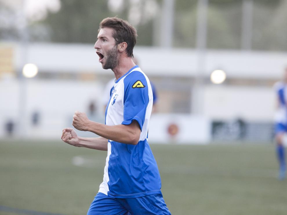 Kevin Lacruz, protagonista del partido, celebra un gol