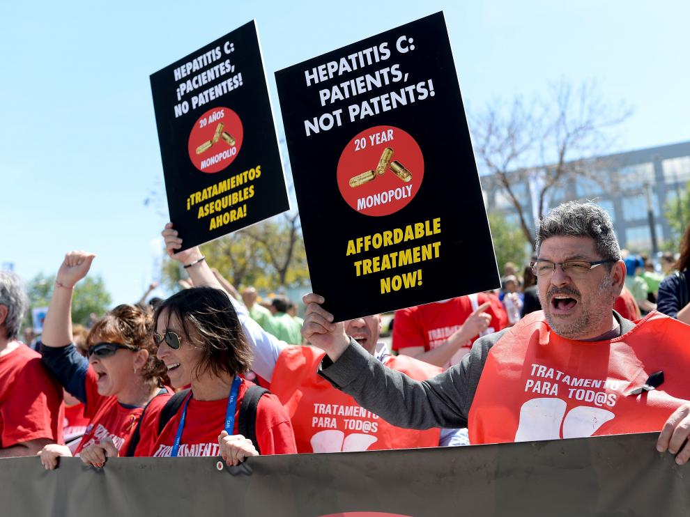 Imagen de una protesta reciente, en Barcelona, para pedir el acceso universal a los nuevos fármacos de la hepatitis C.