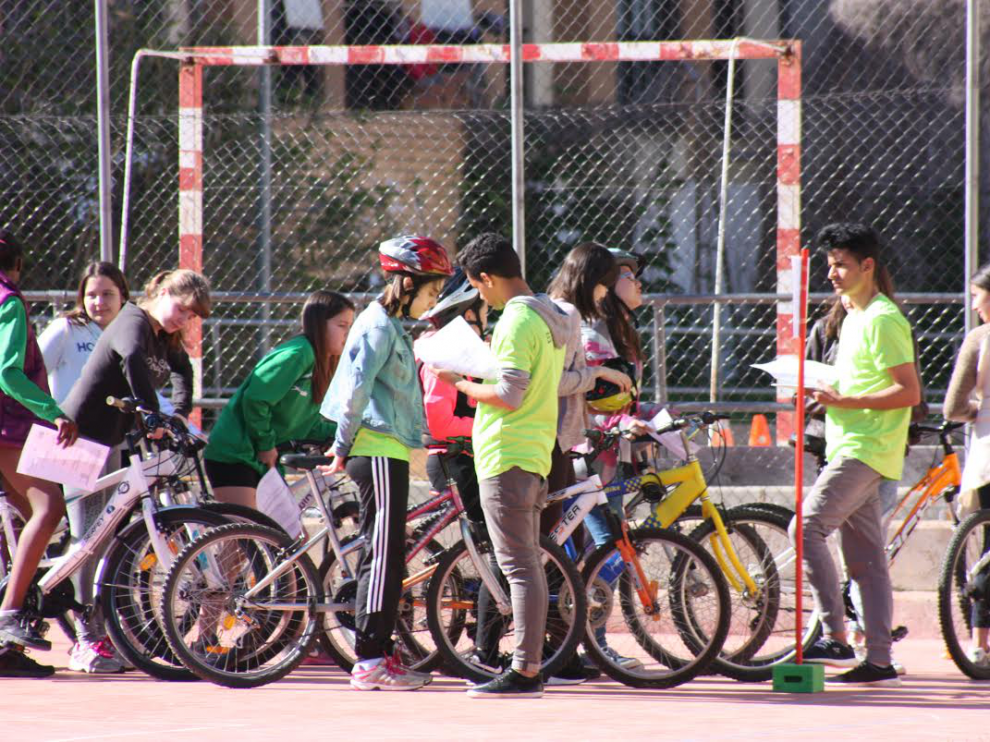 Chicos en bicicleta en Huesca.