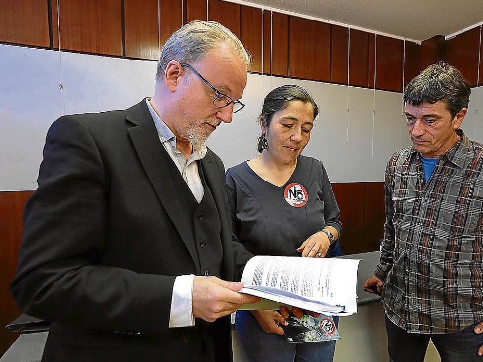 El abogado Pablo Malo, con Beatriz Gual (representante vecinal) y Alejandro Serrano (Ecologistas).