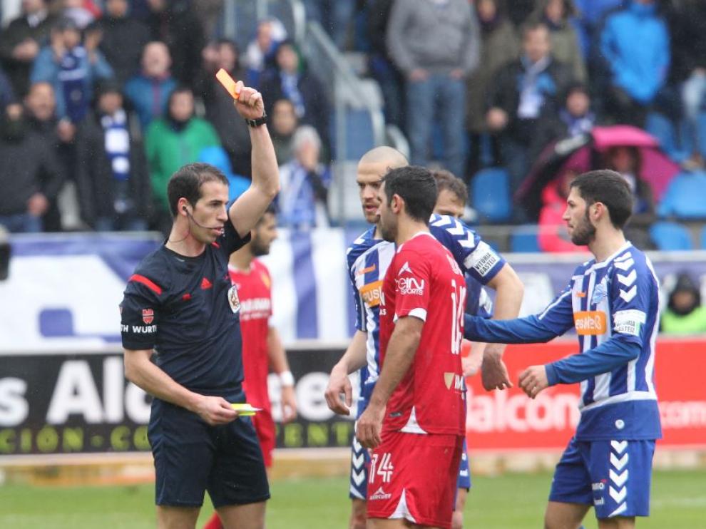 Momento en el que Culio es expulsado en el partido de Mendizorroza ante el Alavés el pasado mes de marzo.
