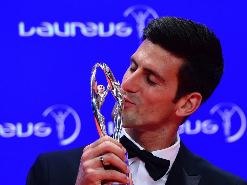 Novak Djokovic posa con su premio Laureus al mejor deportista masculino del año.