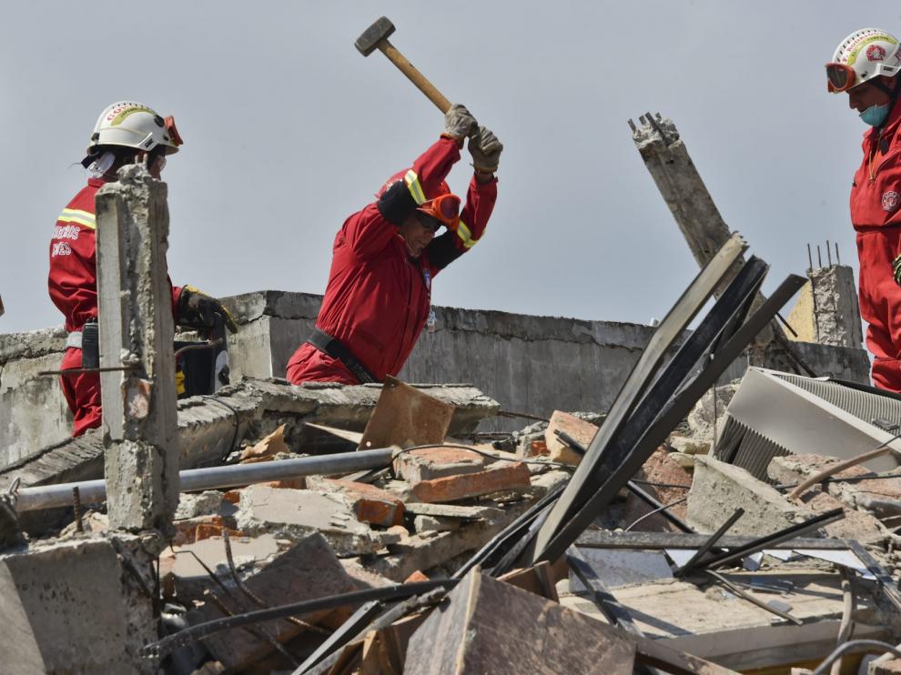 Continúan las tareas de desescombro y rescate tras el terremoto en Ecuador.