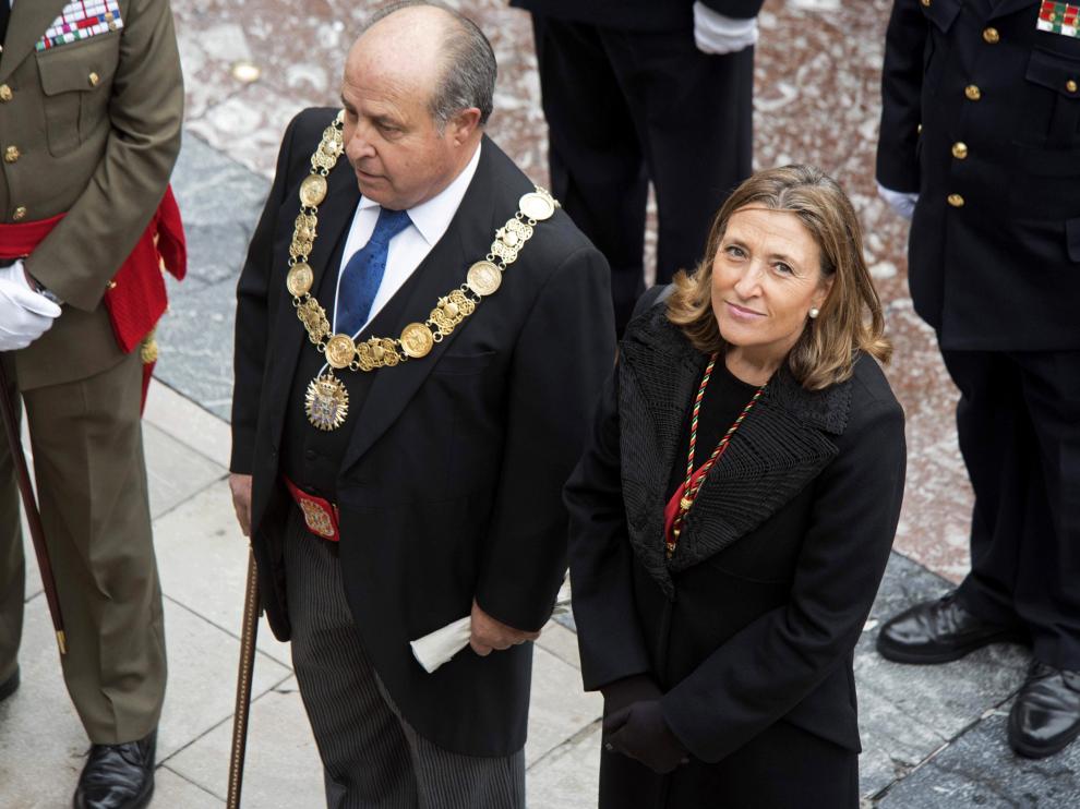 El alcalde de Granada, José Torres Hurtado, y la concejal de Urbanismo, Isabel Nieto.