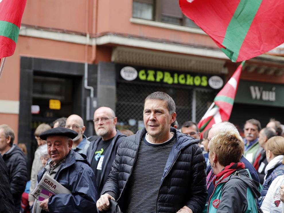 El líder de EH Bildu Arnaldo Otegi (c) en la manifestación de expresos y antiguos huidos de ETA