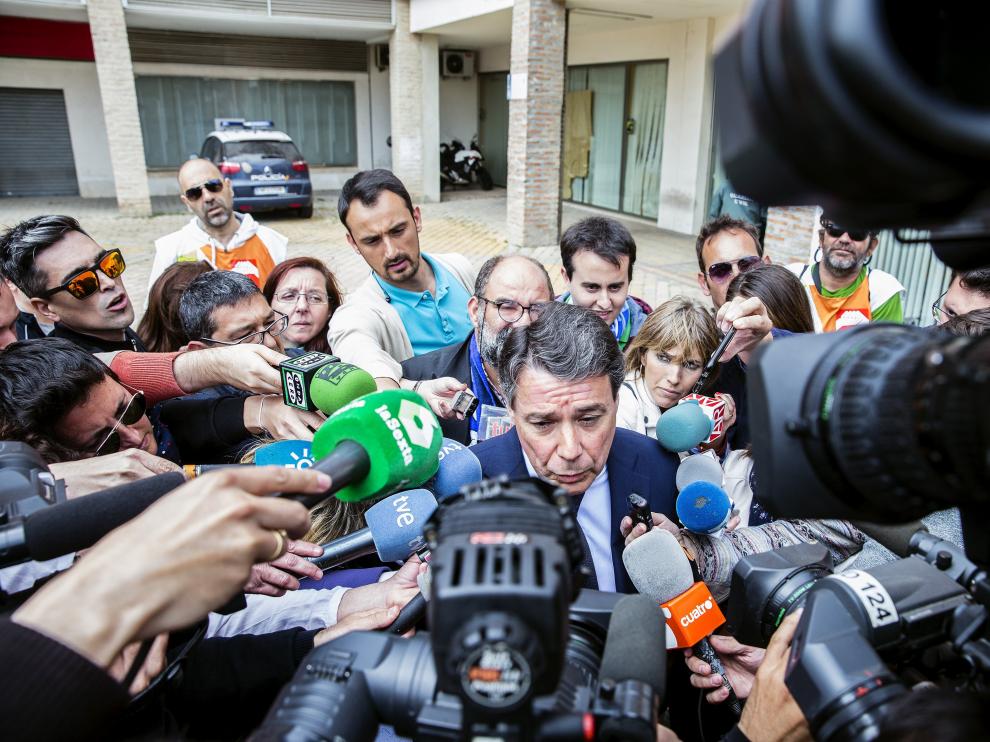 El expresidente de la Comunidad de Madrid Ignacio González atiende a los medios de comunicación a su salida hoy del Juzgado de Instrucción número 5 de Estepona