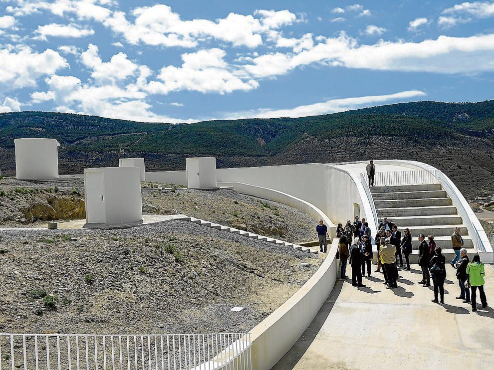 A la izquierda, las bases de las cúpulas donde se instalarán los telescopios semiprofesionales.