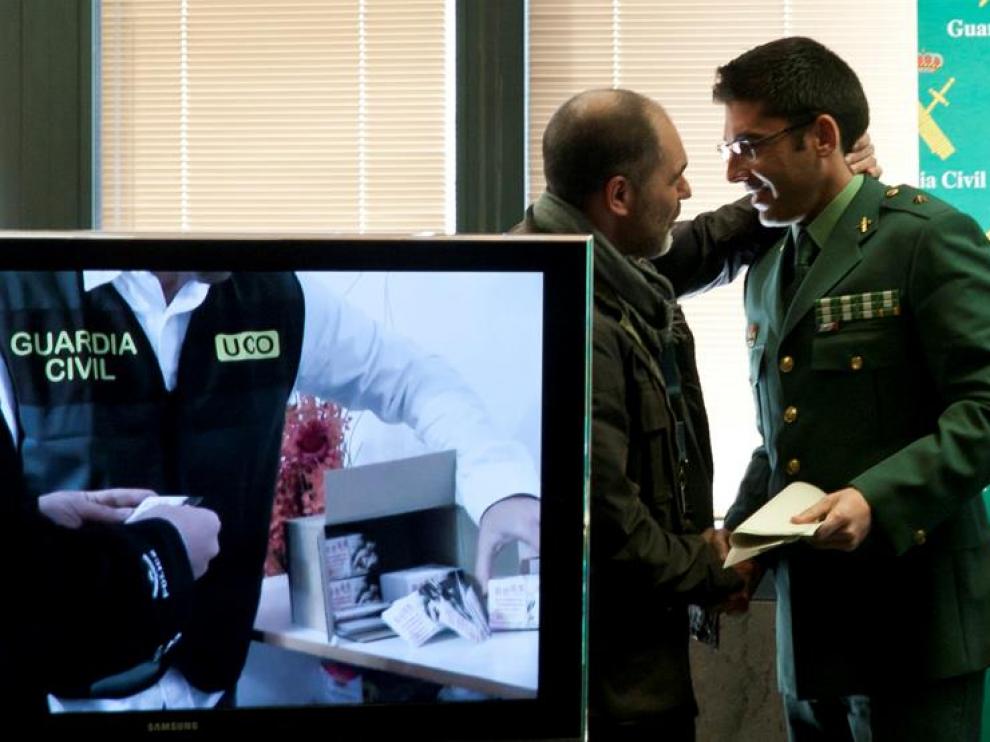 Mario Robles (d), Comandante jefe de la unidad de delincuencia organizada de la Guardia Civil, ha informado este lunes sobre la operación llevada a cabo en colaboración con la policía china