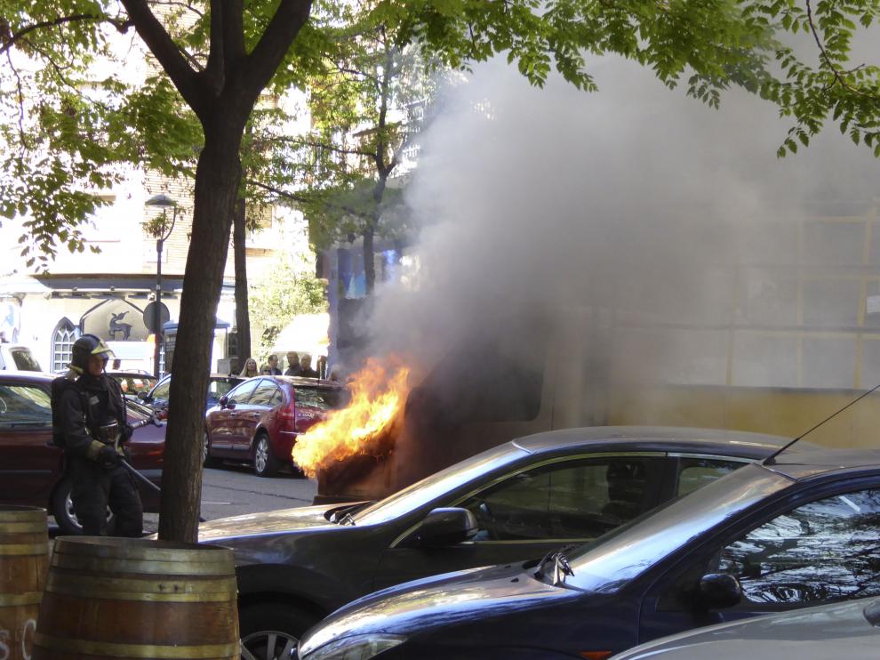 Una furgoneta ha ardido de manera espontánea en la calle San Vicente Mártir de Zaragoza.