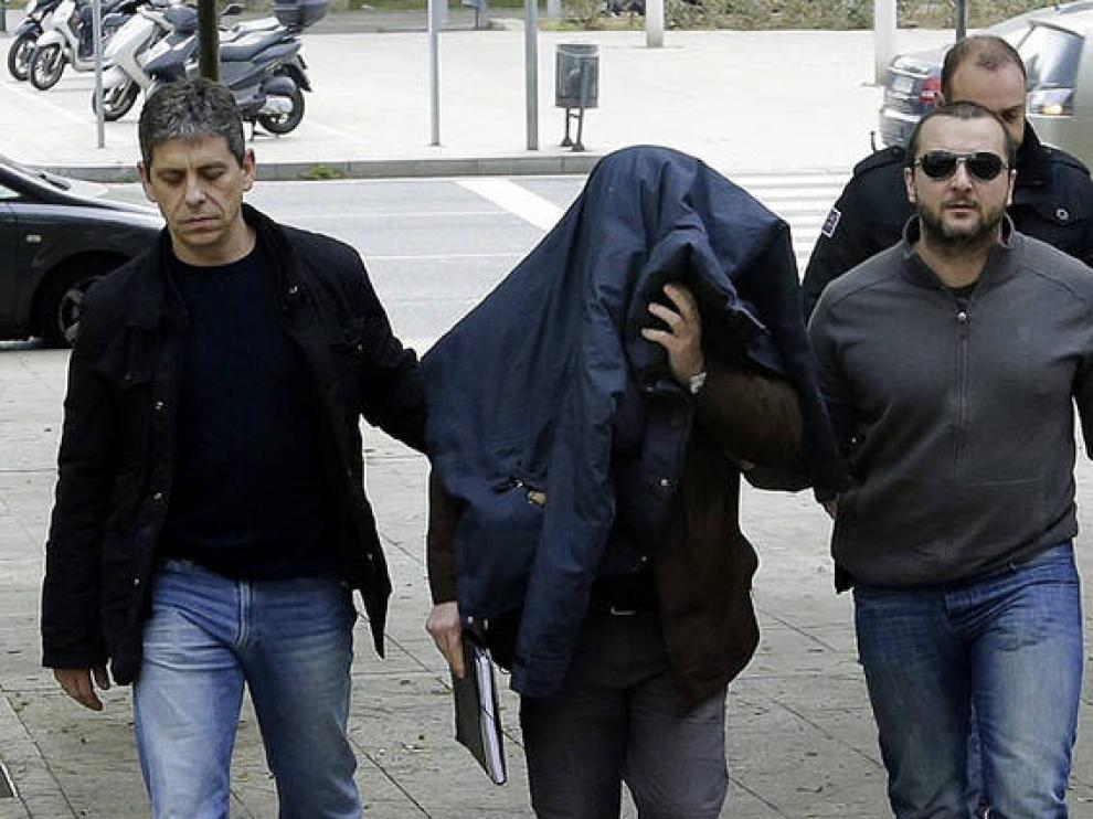 El exprofesor de la escuela Maristas de Sants de Barcelona Joaquín Benítez acudiendo a los juzgados en febrero.