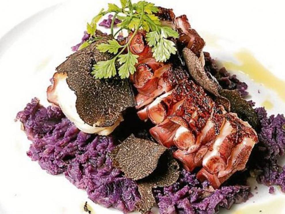 Pulpo en patata violeta, de Bodegón Azoque.