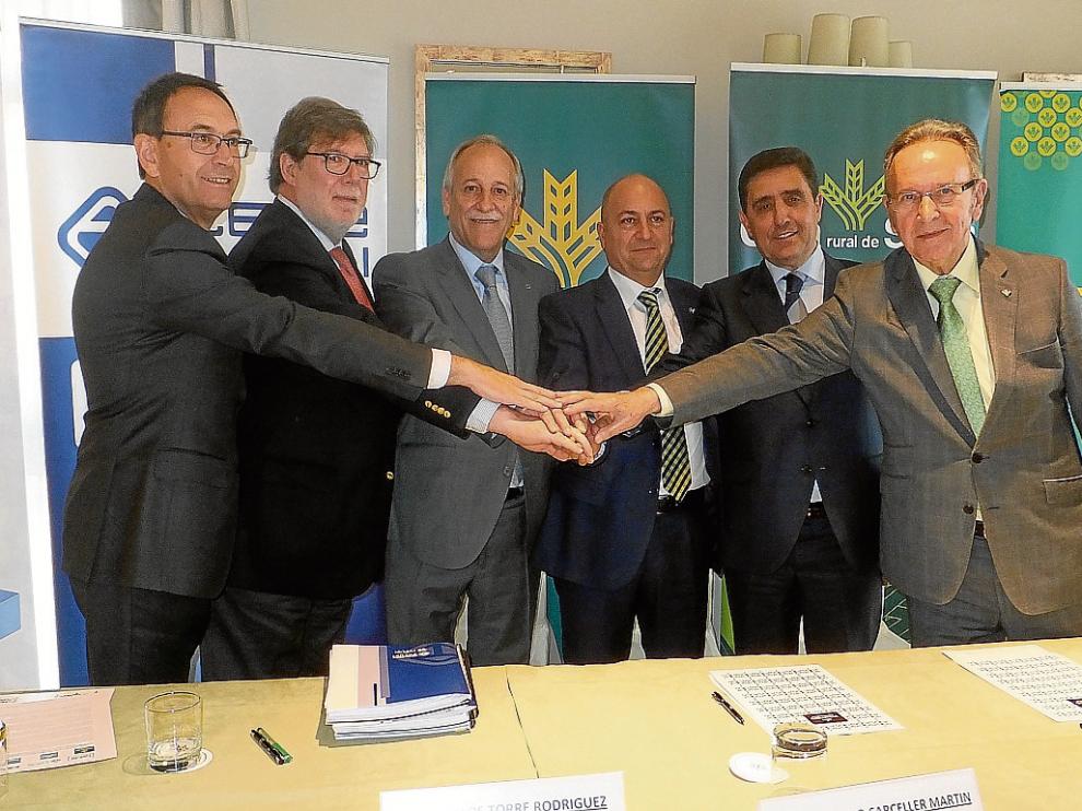 Los presidentes de las patronales y cajas rurales de Teruel, Cuenca y Soria, tras firmar el acuerdo.