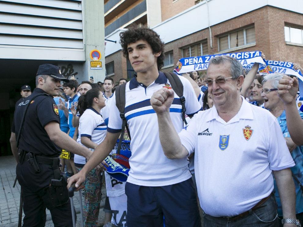 Vallejo es jaleado por la afición antes de uno de los últimos partidos de la temporada pasada al final de la liga.