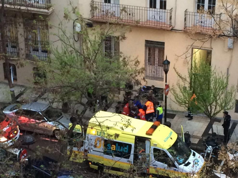 Una ambulancia enun servicio en la calle Almagro