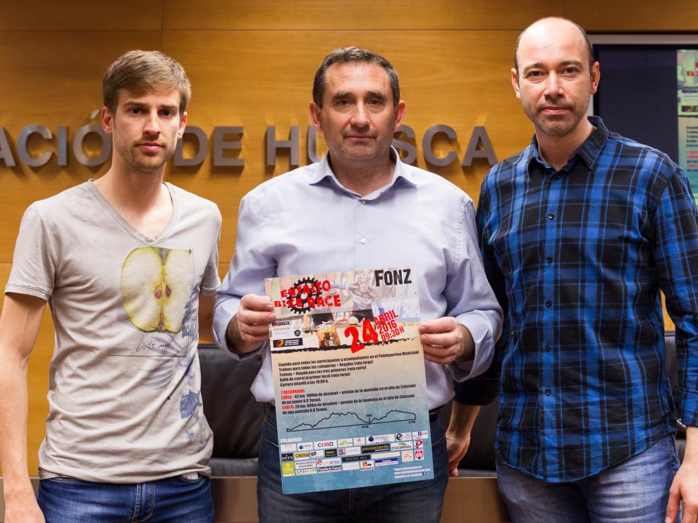 El alcalde de Fonz, Toño Ferrer, el concejal de Deportes y ciclista, Armando García, y el presidente del Club Ciclista Boscos Monzón, Santiago Acosta durante la presentación.