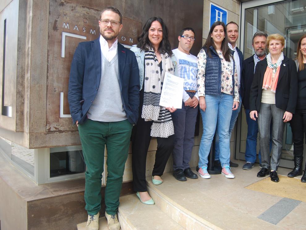 Juan Ayen, con el personal del Hotel y de Down Huesca.