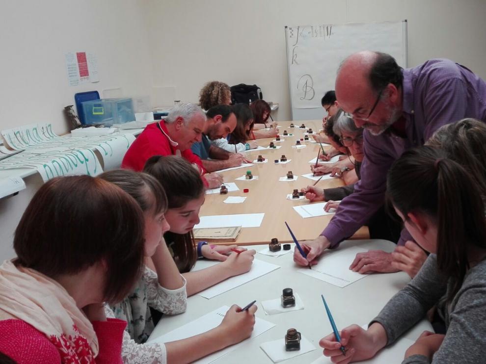 Taller de escritura cervantina que este martes se ha organizado en la biblioteca pública del barrio de Garrapinillos