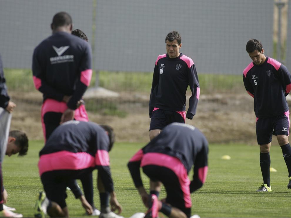 Íñigo Ros, a la derecha, pensativo momentos antes de comenzar ayer el entrenamiento.