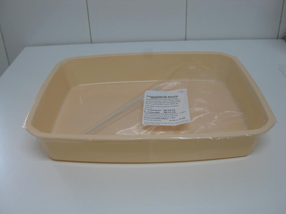 Una barqueta de plástico usada para calentar la comida en los comedores escolares.