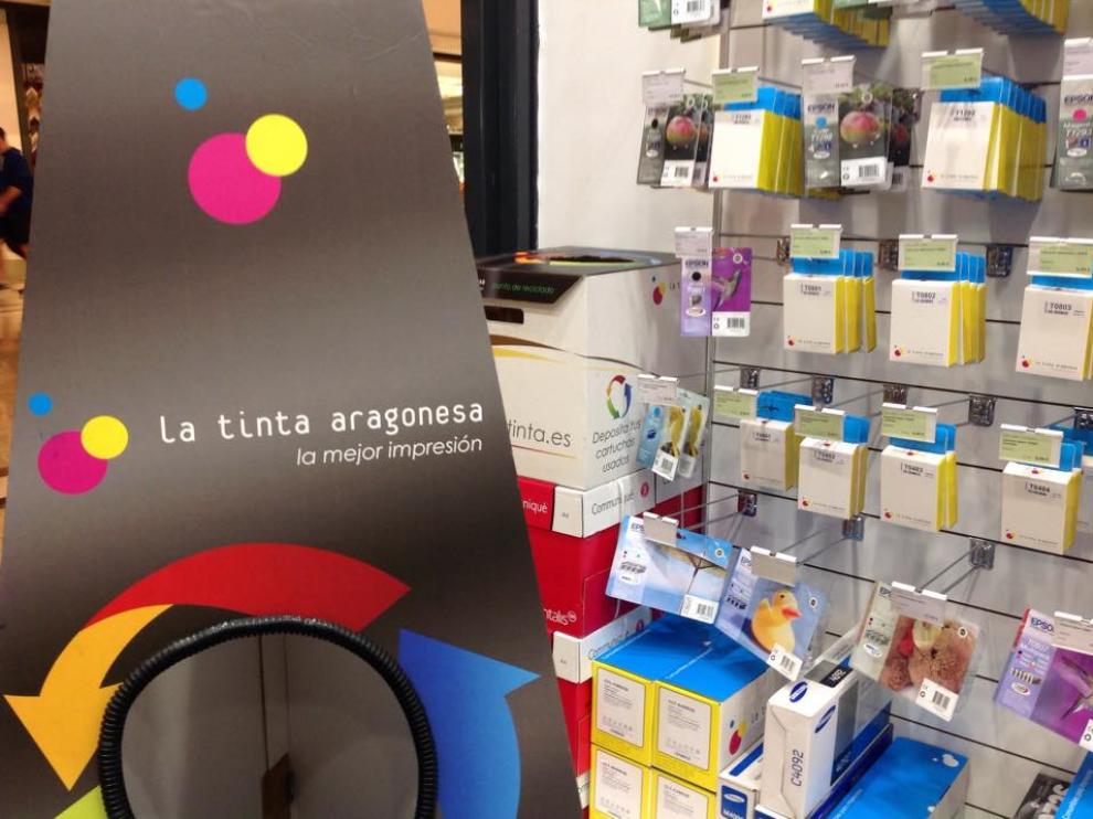 Un punto limpio de una de las tiendas de La Tinta Aragonesa, junto a diferentes productos.