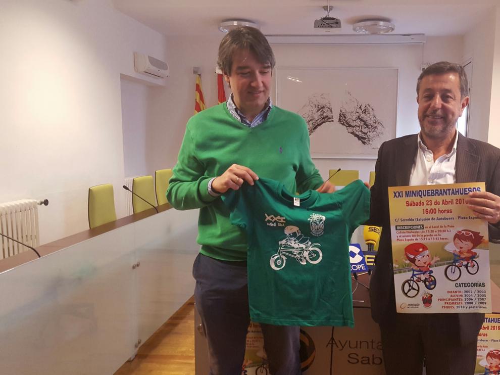 Enrique Ascaso, secretario de la peña ciclista Edelweiss, y Jesús Lasierra alcalde de Sabiñánigo, en la presentación de la Mini Quebrantahuesos de Sabiñánigo.